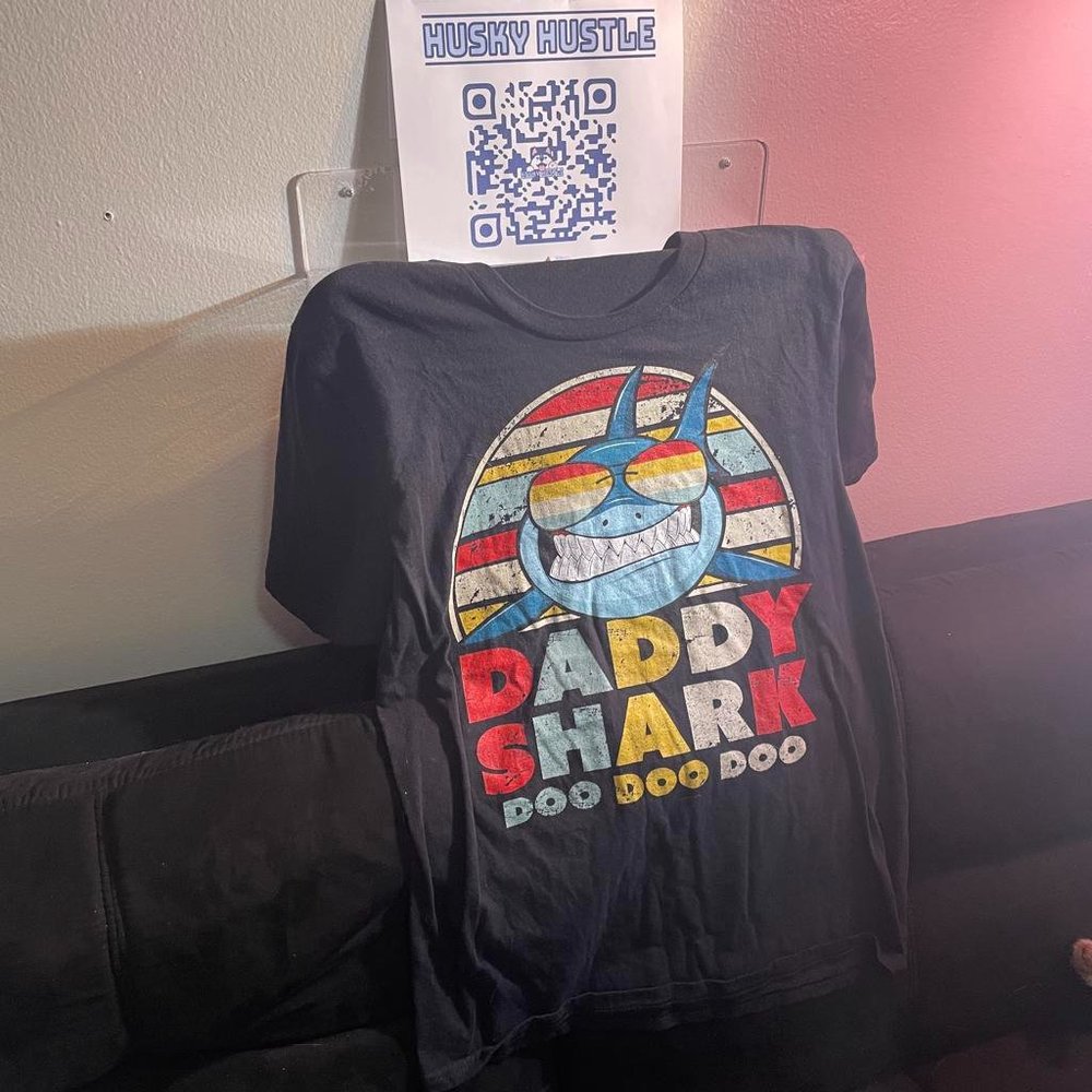 Men's Daddy Shark Doo Doo Doo Black T-Shirt (Small)
